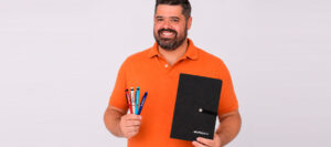 4 canetas touch personalizadas em leque, nas cores vermelha, branca, azul claro e azul marinho, com gravação INOVAInCor — kit produzido pela Valtech Brindes para evento da Fundação Zerbini