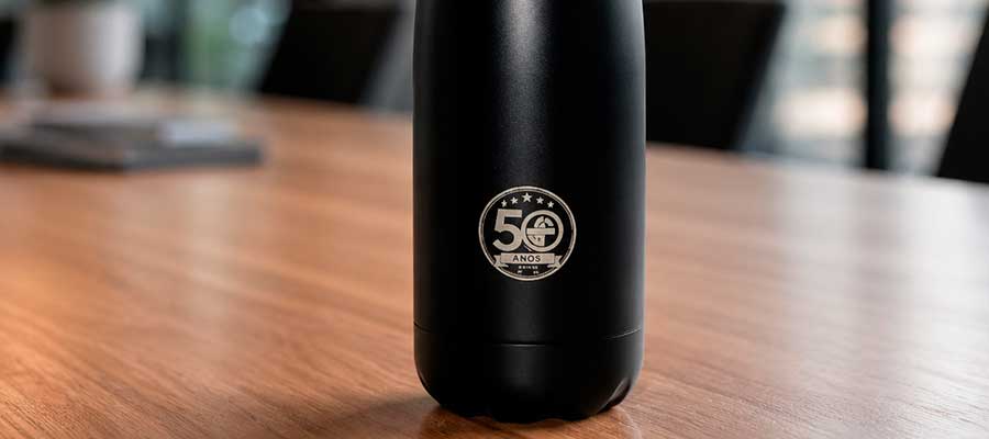 detalhe da garrafa para evento de 50 anos